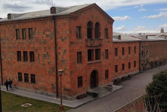 Guest House (Vanatun) (1978)