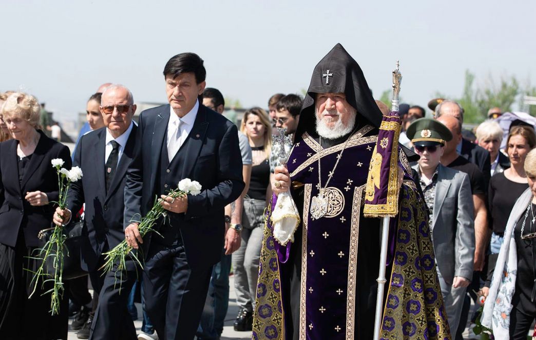 Ամենայն Հայոց Կաթողիկոսն այցելեց  Ծիծեռնակաբերդի հուշահամալիր