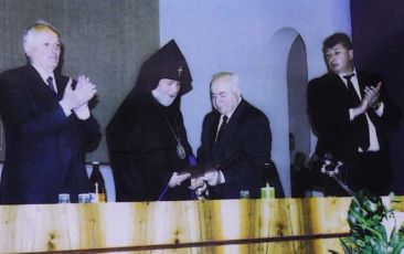 Ամենայն Հայոց Հայրապետին շնորհվել է ՀՀ Գիտությունների Ազգային Ակադեմիայի պատվավոր ակադեմիկոսի կոչում