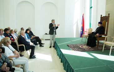 Ամենայն Հայոց Կաթողիկոսը հյուրընկալեց շուրջ երկու հարյուր բժիշկների