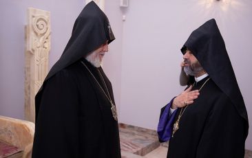 Ամենայն Հայոց Կաթողիկոսն Արմավիրի թեմի առաջնորդին հանձնեց արքության պատվի սրբատառ կոնդակը