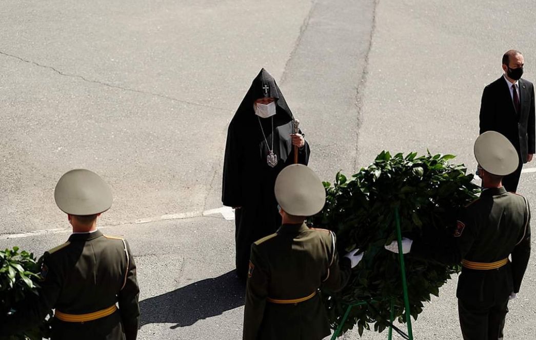 Ամենայն Հայոց Կաթողիկոսը Մայր Աթոռ Սուրբ Էջմիածնի միաբանների ուղեկցությամբ այցելեց Սարդարապատի հուշահամալիր