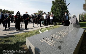 Ամենայն Հայոց Կաթողիկոսը այցելեց «Եռաբլուր» զինվորական պանթեոն