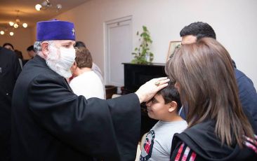 Ամենայն Հայոց Կաթողիկոսն այցելեց Մայր Աթոռի կառույցներում ապաստանած արցախցի ընտանիքներին