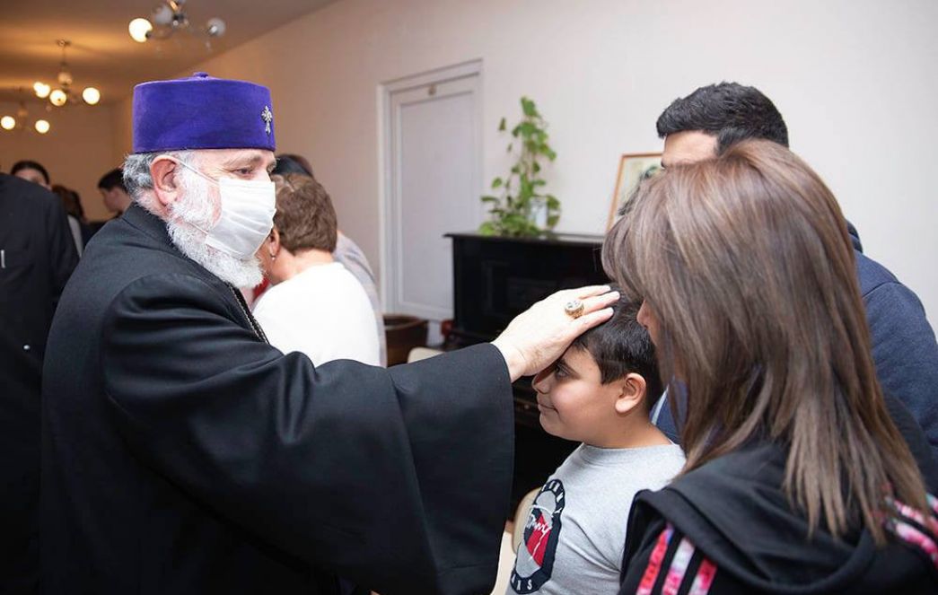 Ամենայն Հայոց Կաթողիկոսն այցելեց Մայր Աթոռի կառույցներում ապաստանած արցախցի ընտանիքներին