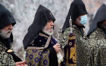 Ամենայն Հայոց Կաթողիկոսը  եպիսկոպոսաց ուղեկցությամբ այցելեց «Եռաբլուր» զինվորական պանթեոն