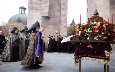 Ավագ Ուրբաթ օրվա Երեկոյան ժամերգությունը և Թաղման կարգը Մայր Աթոռ Սուրբ Էջմիածնում