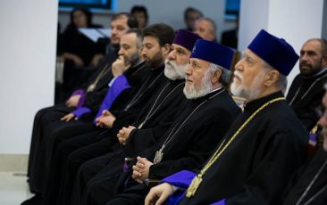 В Первопрестольном Святом Эчмиадзине прошла презентация сборника, посвященного Католикосу Великого Дома Киликийского Гарегину Первому Овсепяну