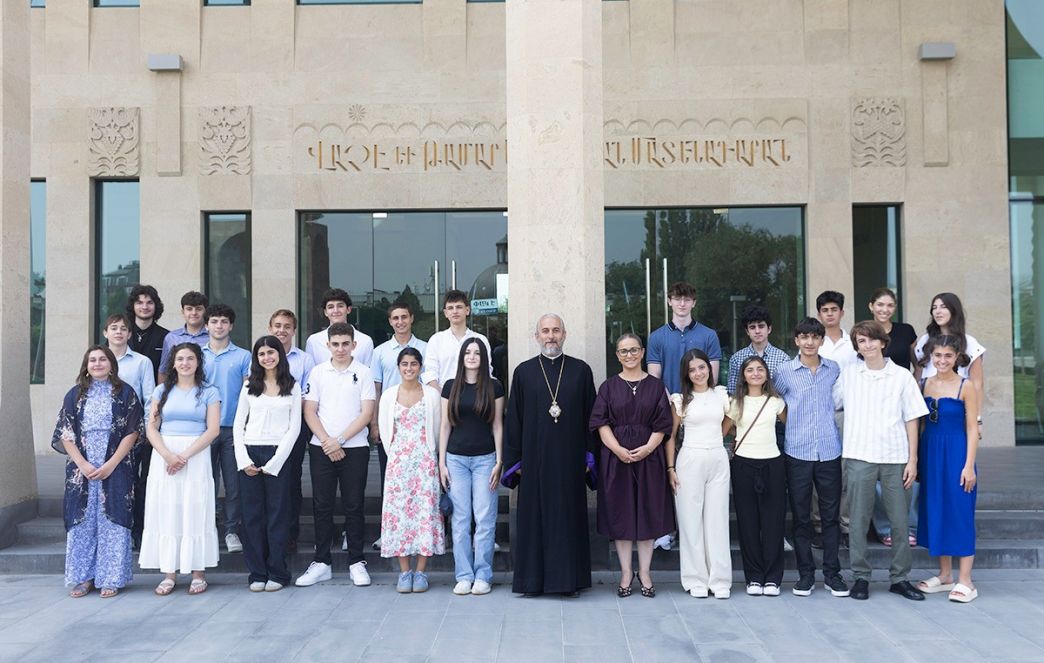 ՀԲԸՄ-ի «Բացահայտիր Հայաստանը» ծրագրի մասնակիցներն այցելեցին Մայր Աթոռ Սուրբ Էջմիածին