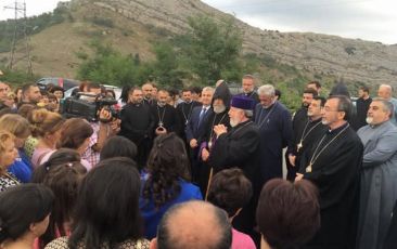 Ամենայն Հայոց Կաթողիկոսի դիմավորումը Շուշիի մատույցներում