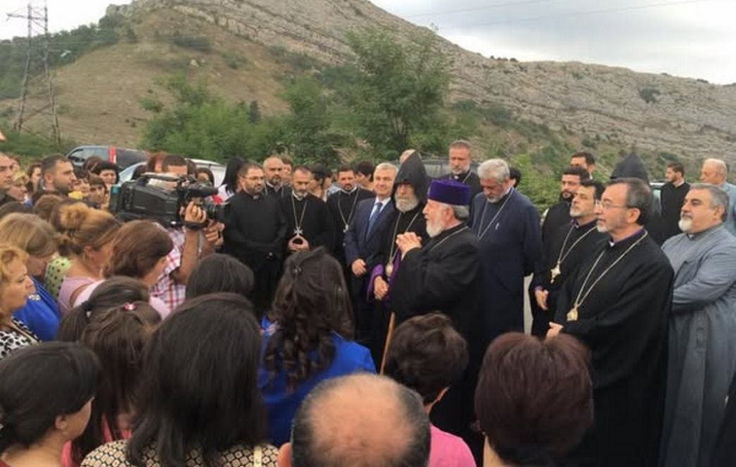 Ամենայն Հայոց Կաթողիկոսի դիմավորումը Շուշիի մատույցներում