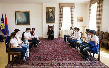 Catholicos of All Armenians Received Students of the Mekhitarist College of Argentina