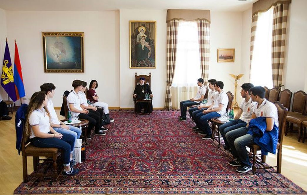 Catholicos of All Armenians Received Students of the Mekhitarist College of Argentina