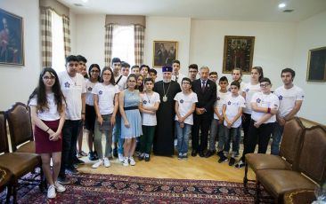 Catholicos of All Armenians Received Students of Paris and Marseille Armenian Colleges