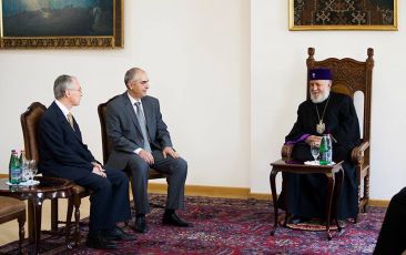 Armenian Pontiff Receives Ambassador of Greece