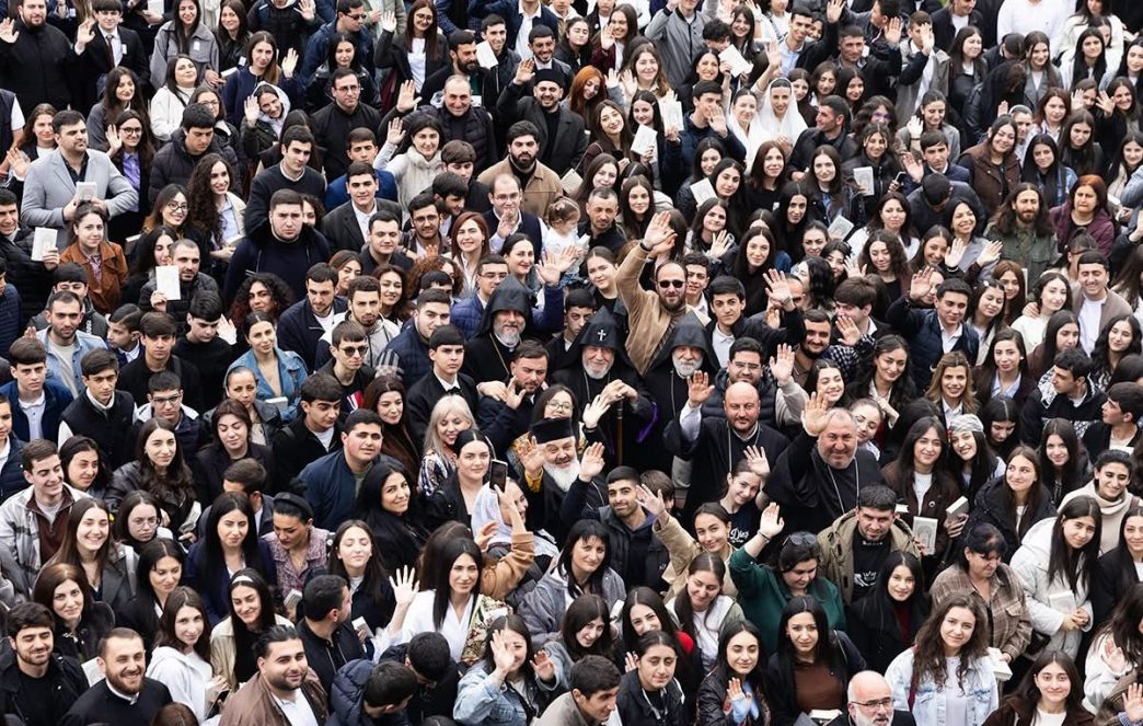 Ամենայն Հայոց Կաթողիկոսն իր օրհնությունը բաշխեց ուխտավոր եկեղեցասեր երիտասարդներին