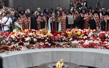 Ամենայն Հայոց Կաթողիկոսն այցելեց Ծիծեռնակաբերդի հուշահամալիր