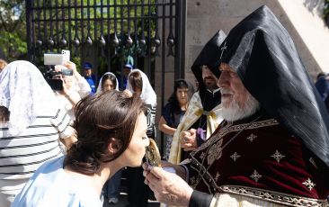 Սուրբ Հովհաննես Մկրտչի և Աթանագինե եպիսկոպոսի մասունքները տարվել է Շողակաթի վանք