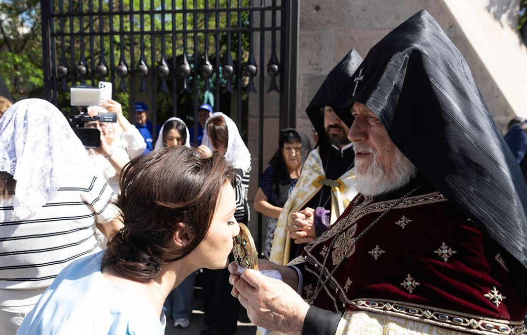 Սուրբ Հովհաննես Մկրտչի և Աթանագինե եպիսկոպոսի մասունքները տարվել է Շողակաթի վանք