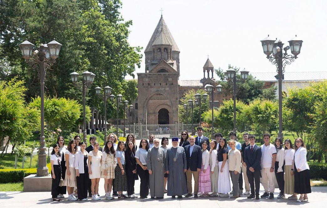 Ամենայն Հայոց Կաթողիկոսն ընդունեց ՀԲԸՄ ծրագրերին մասնակից սփյուռքահայ երիտասարդներին