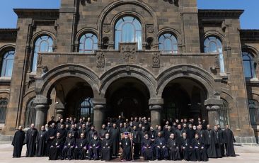 Մայր Աթոռի միաբանությունն ու պաշտոնեությունը շնորհավորեցին Ամենայն Հայոց Հայրապետին ծննդյան 75-ամյակի առիթով