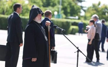 Ամենայն Հայոց Կաթողիկոսը այցելեց Սարդարապատի հուշահամալիր