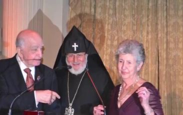 «Ասպետ Սուրբ Էջմիածնի» տիտղոս և հայրապետական շքանշան`  ազգային բարերար Նազար Նազարյանին  