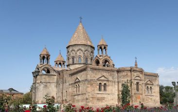 Ամենայն Հայոց Կաթողիկոսն ընդունեց Արմավիրի թեմի առաջնորդին և Սարդարապատի թանգարանի տնօրենին