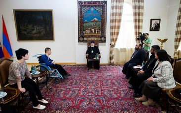 His Holiness Met Youth with Disabilities