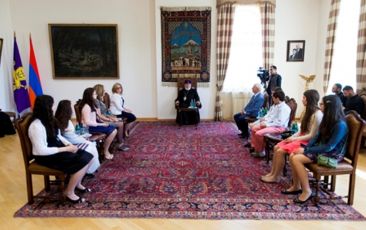 Catholicos of All Armenians Receives Students from the Hovnanian School of New Jersey