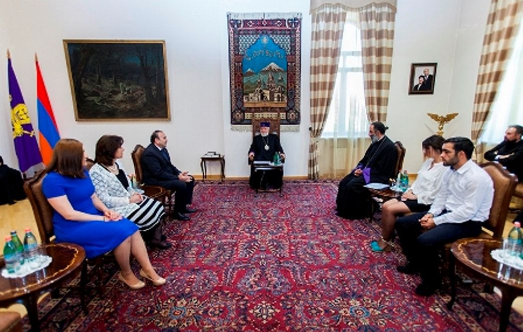 Catholicos of All Armenians Received 2016 Pontifical Scholarship Recipients