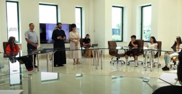 «Ճանաչիր Ինձ, երիտասարդ» աստվածաշնչյան դասընթացի մասնակիցները Մայր Աթոռի մատենադարանում