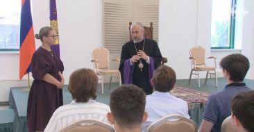 Discover Armenia Program Participants Visit the Mother See of Holy Etchmiadzin