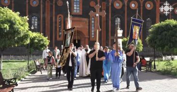 In Gyumri, Cross-Procession Participants Pray for Archbishops Mikael, Bagrat, and Philanthropist Samvel Karapetyan