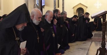 Մայր Աթոռի միաբանների թափորը Նորին Սրբության հանդիսապետությամբ մասնակցել է հանգստյան ժամերգության
