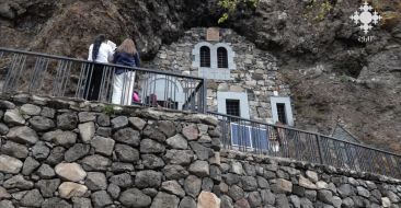 Ծաղկեվանքում ուխտավորների մի մասը պատարագին մասնակցել է դրսում՝ աստիճանների վրա