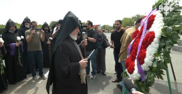 Հանրապետության տոնի առիթով Ամենայն Հայոց Կաթողիկոսն այցելել է Սարդարապատի հուշահամալիր