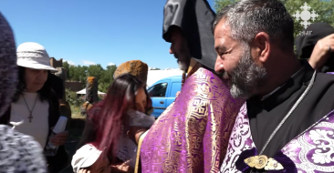 Հայրավանքի ուխտի օրվա առիթով եկեղեցի է տեղափոխվել Տիրոջ խաչափայտի մասունքը
