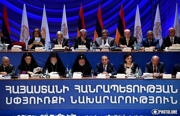  Ամենայն Հայոց Կաթողիկոսը և Մեծի Տանն Կիլիկիո Կաթողիկոսը ներկա գտնվեցին «Հայաստան-Սփյուռք» համաժողովի բացմանը