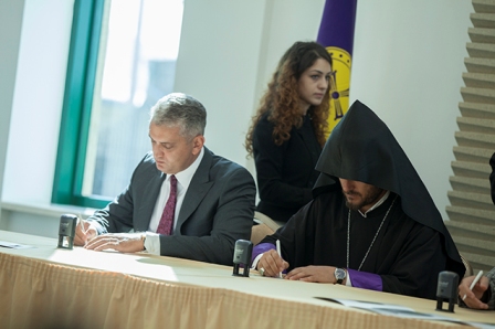 «Մյուռոնօրհնություն» թեմային նվիրված նամականիշով գեղաթերթիկի մարում Մայր Աթոռ Սուրբ Էջմիածնում